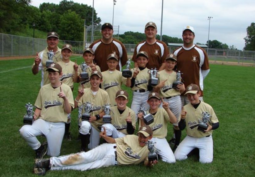 #205 The Person Lying Down at the Front of the Sports Team Photo - 1000 Awesome Things