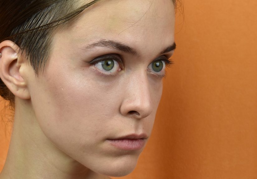 4 Ways to Apply Basic Stage Makeup (for Women)