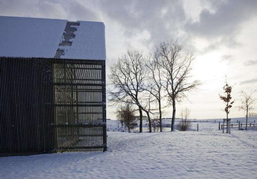 A West Flanders Barn Tells a Tale of Two Seasons