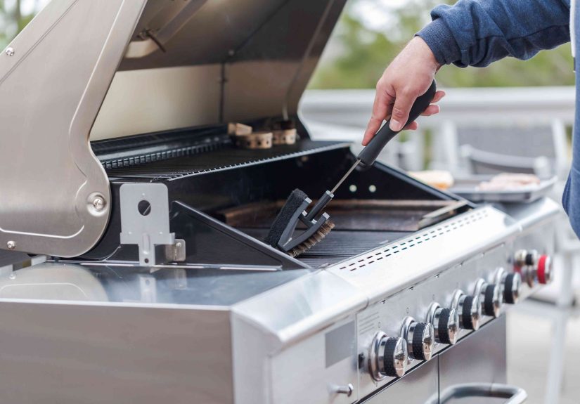 How to Clean a BBQ Grill With Vinegar and Baking Soda