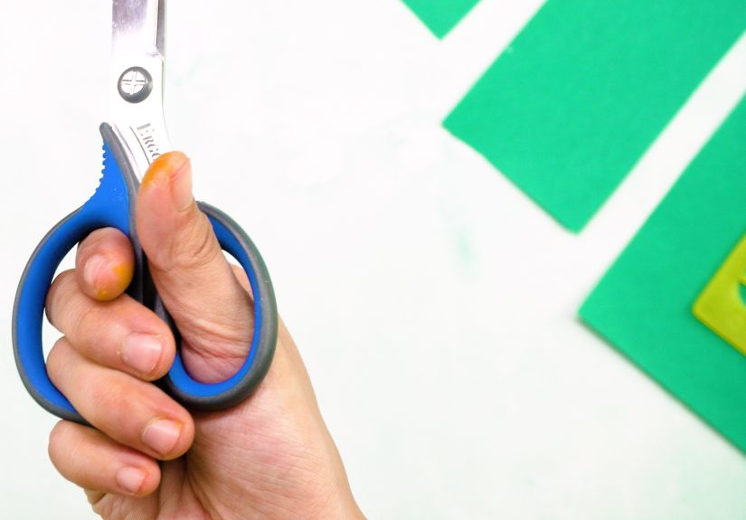3 Simple Ways to Cut Paper Straight with Scissors