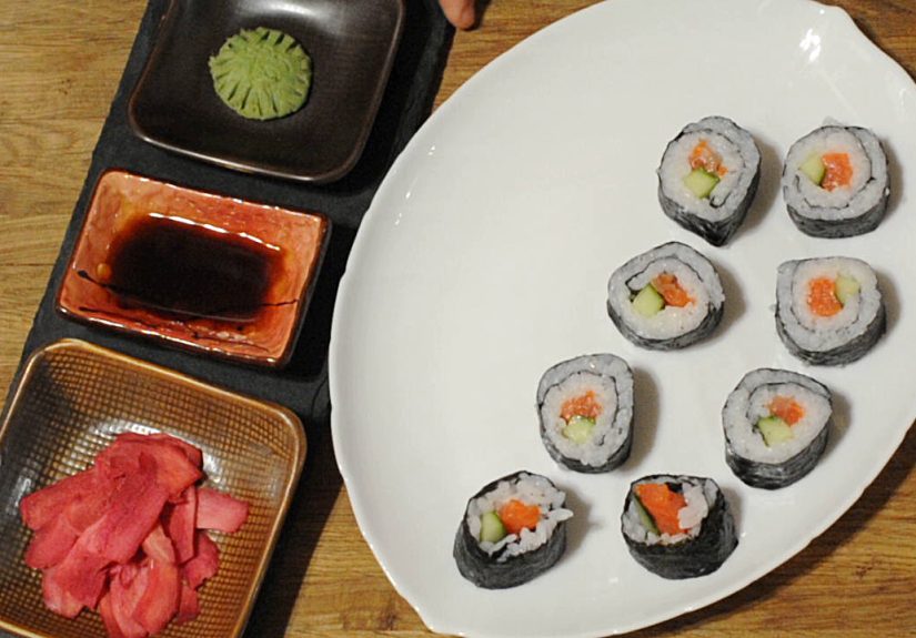 Easy Ways to Roll Sushi Without a Mat: 13 Steps
