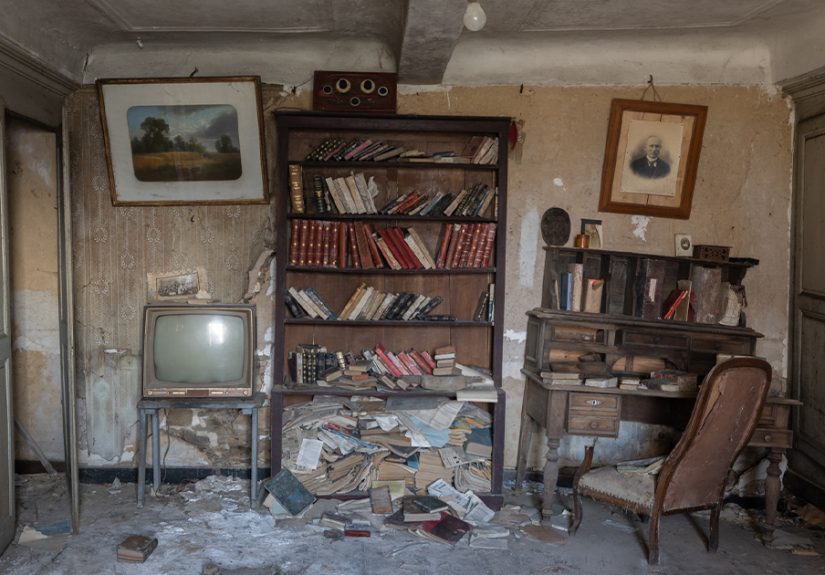 I Discovered A Several-Hundred-Year-Old Abandoned Farmhouse In France (18 Pics)