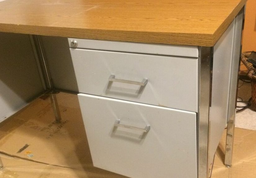 Ugly Desk Makeover in a Few Hours With "Quick Veneer" and Spray Paint
